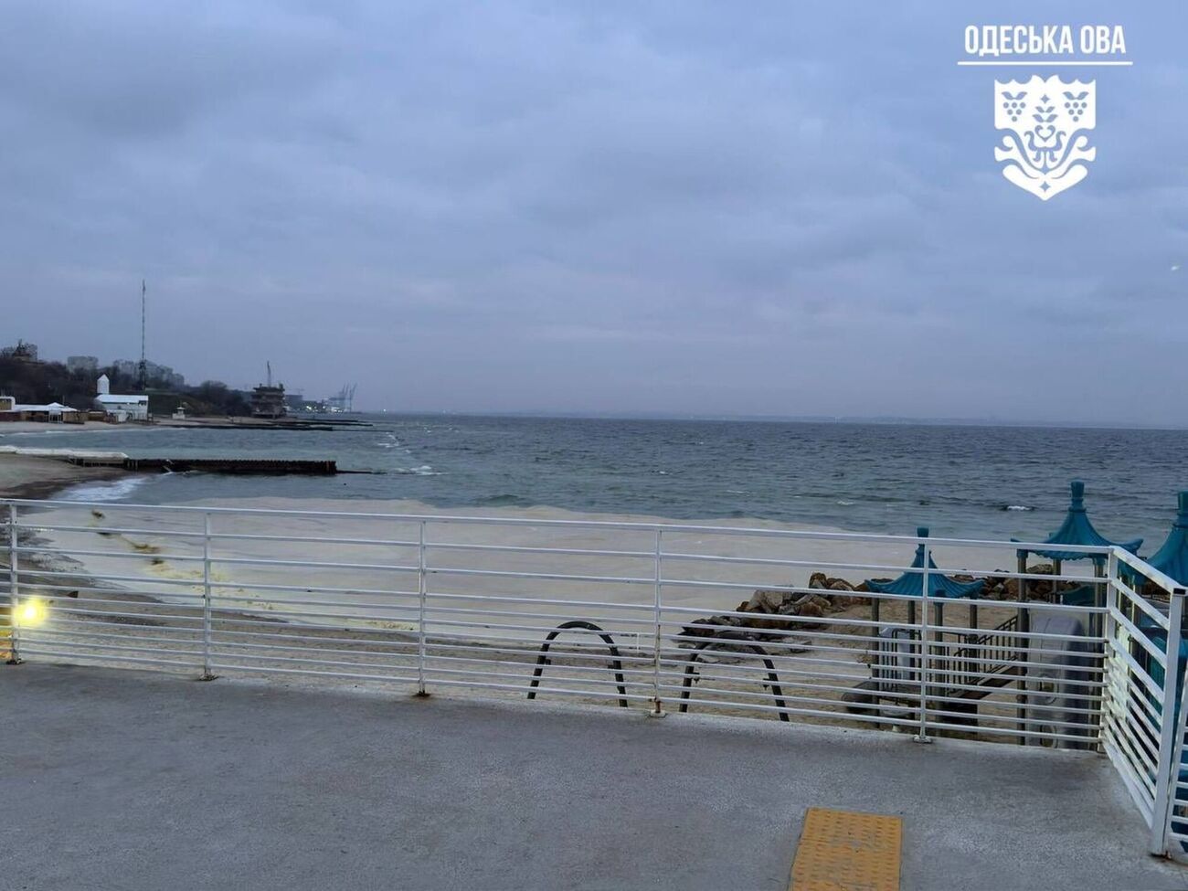 Акватория порта временно перекрыта до полной ликвидации последствий утечки, отметил Кипер