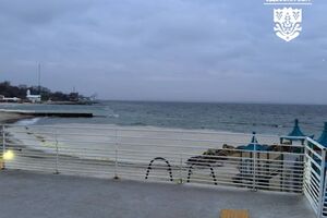 Акватория порта временно перекрыта до полной ликвидации последствий утечки, отметил Кипер