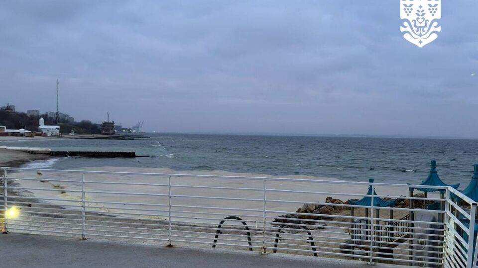 Акватория порта временно перекрыта до полной ликвидации последствий утечки, отметил Кипер