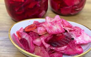 Мариновану капусту потрібно зберігати в холодильнику