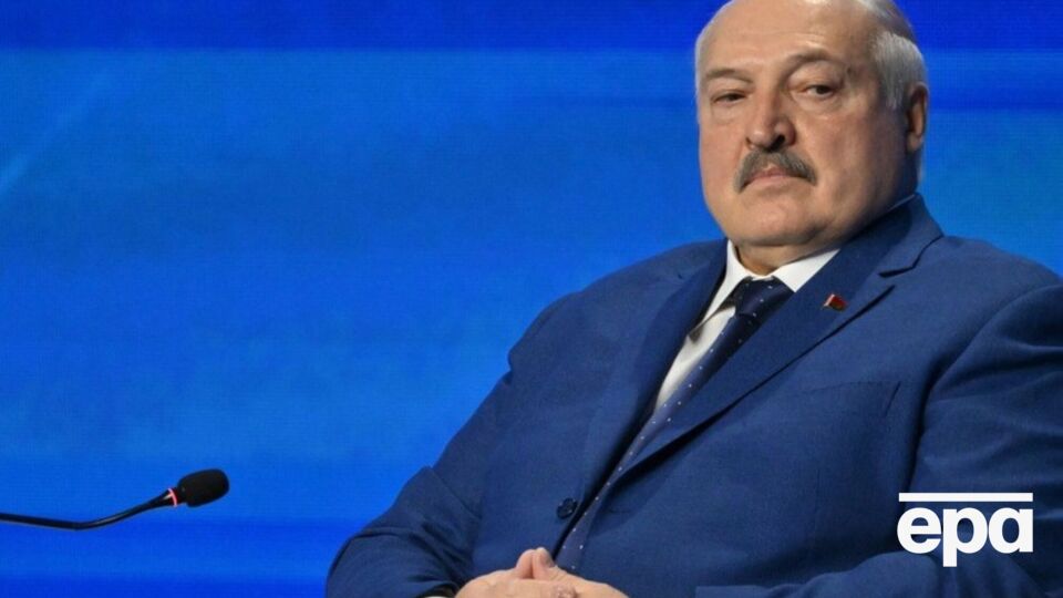 Коул сравнил международную политику со школьной столовой и сказал, что Беларусь "сидит за столом неудачников"