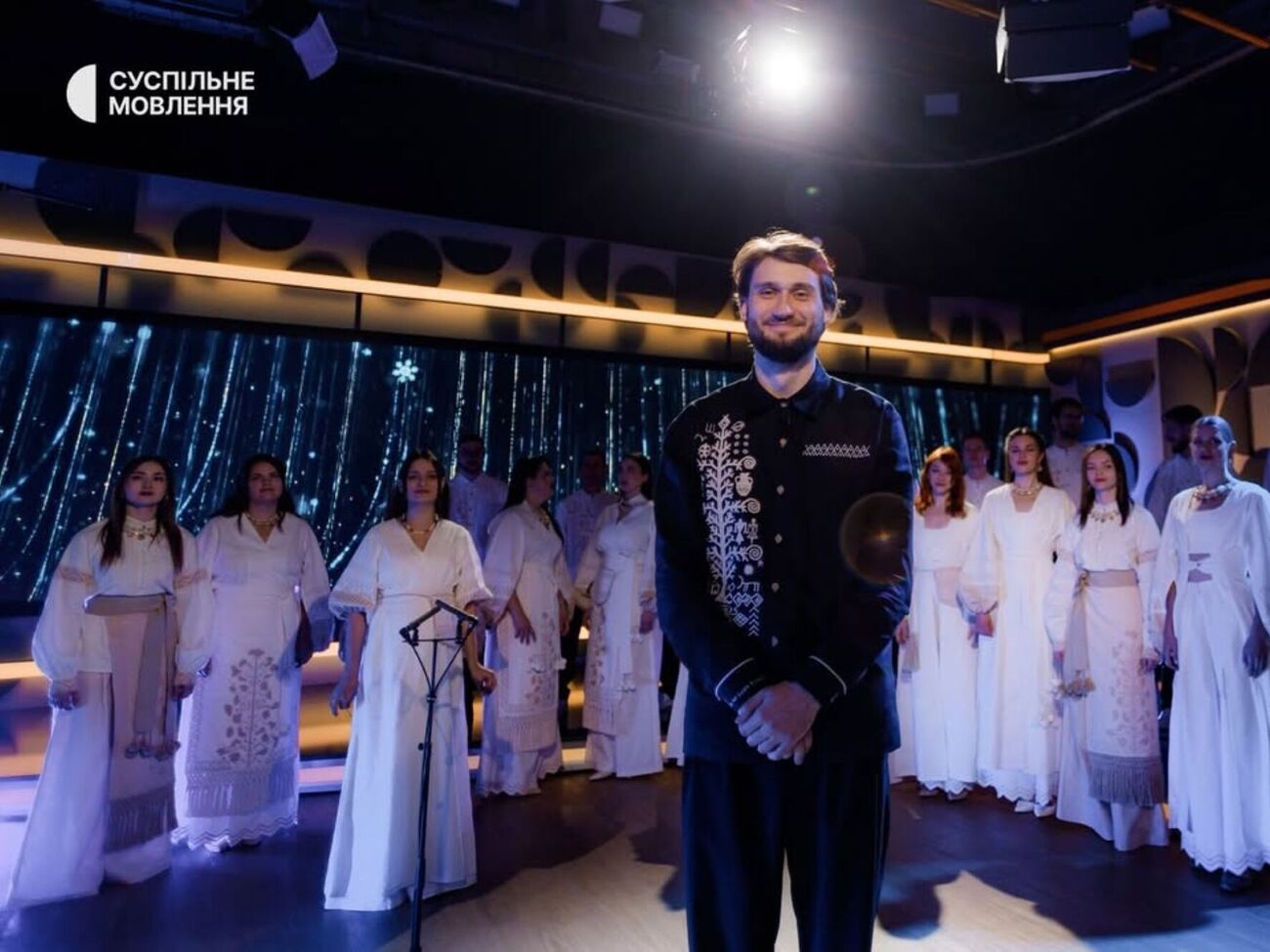 "Гомін" виконав колядки "Ой сивая та й зозуленька", "Небо і земля" й "Ой, хто, хто Миколая любить"