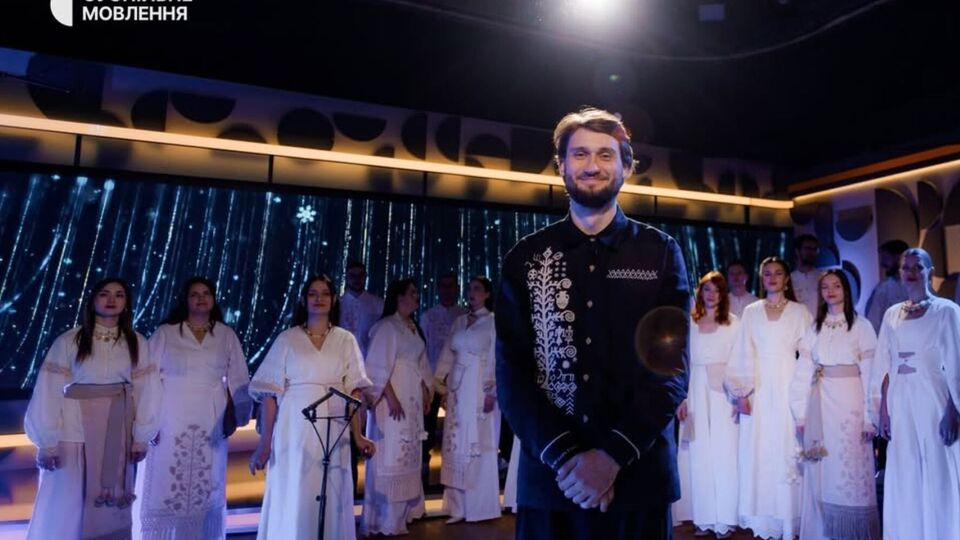 "Гомін" исполнил колядки "Ой, сивая та й зозуленька", "Небо і земля" и "Ой, хто, хто Миколая любить"