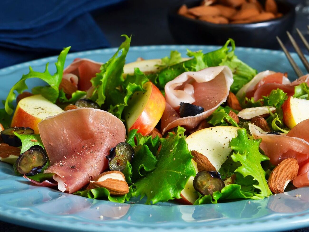 Грушу перед добавлением в салат нужно обжарить