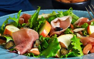 Грушу перед добавлением в салат нужно обжарить