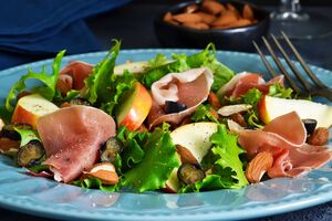 Грушу перед добавлением в салат нужно обжарить