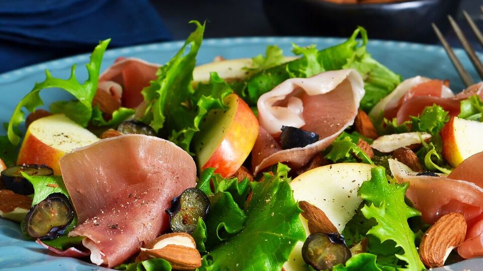 Грушу перед добавлением в салат нужно обжарить