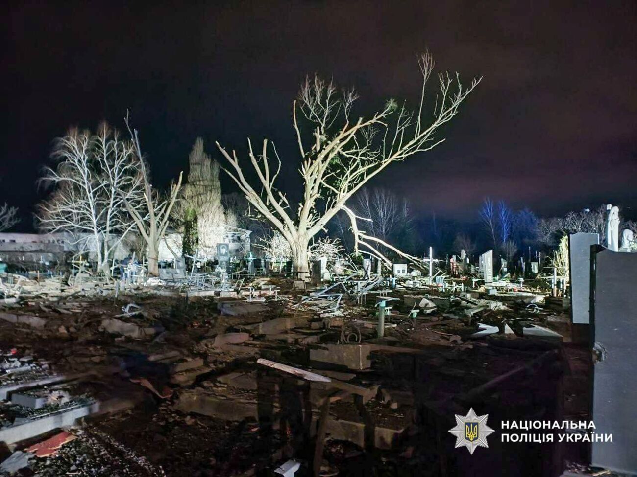 Пошкоджено могили військових і цивільних