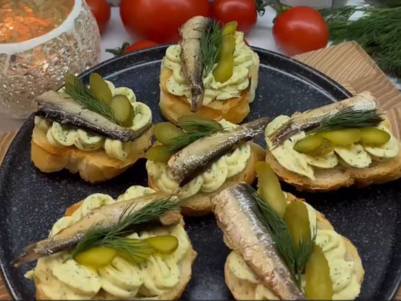 Перед тем, как нанести на хлеб бутербродную массу, его нужно подсушить на сковороде