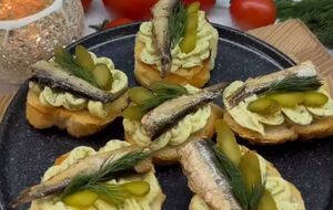 Перед тем, как нанести на хлеб бутербродную массу, его нужно подсушить на сковороде