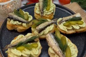 Перед тем, как нанести на хлеб бутербродную массу, его нужно подсушить на сковороде