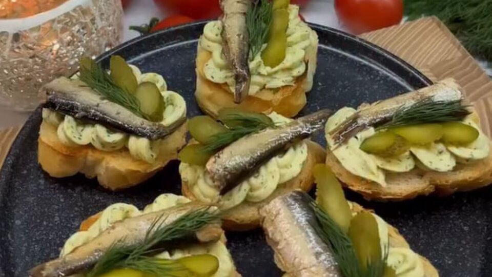 Перед тем, как нанести на хлеб бутербродную массу, его нужно подсушить на сковороде