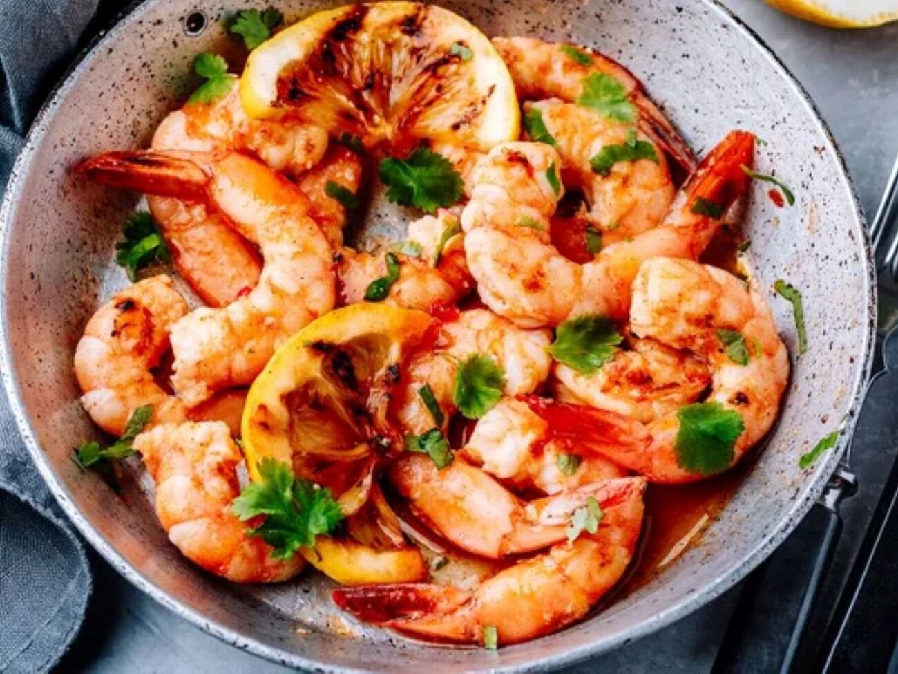 Готовые креветке посыпьте петрушкой и слегка полейте лимонным соком