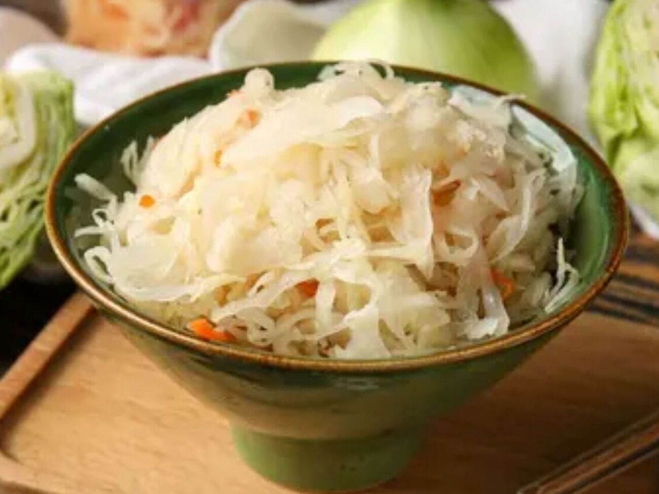 Хранить квашеную капусту нужно в холодильнике, плотно накрыв крышкой