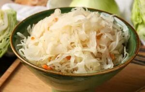 Зберігати квашену капусту потрібно в холодильнику, щільно накривши кришкою