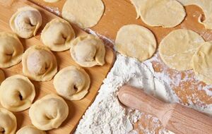 Перед тем как формировать пельмени, тесто должно "отдохнуть"