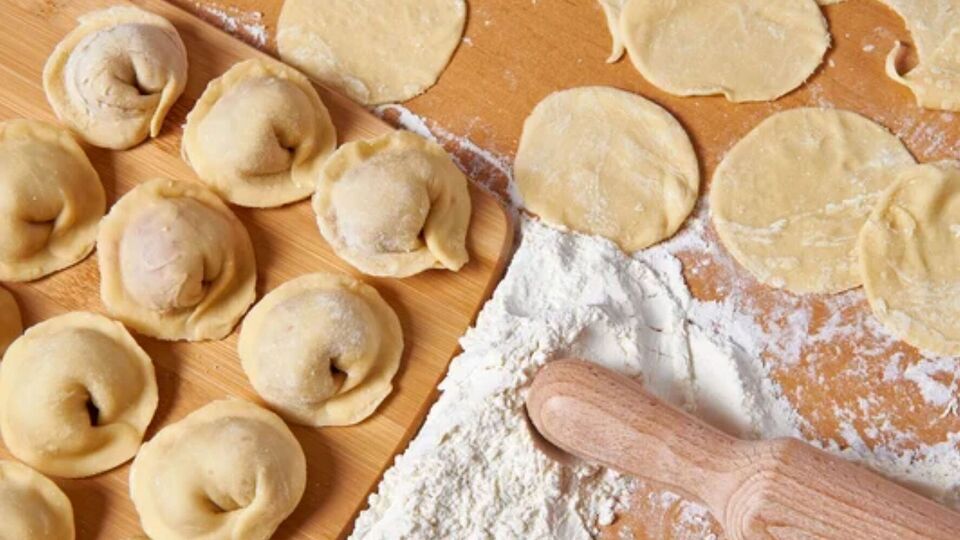 Перед тем как формировать пельмени, тесто должно "отдохнуть"