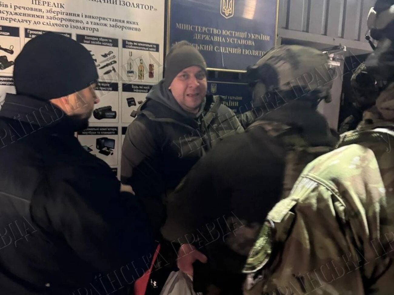 УП опубликовала фото с Дудиным возле СИЗО в Киеве