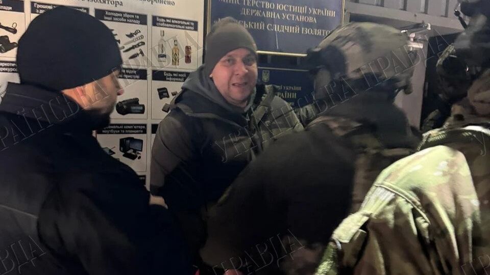 УП опубликовала фото с Дудиным возле СИЗО в Киеве