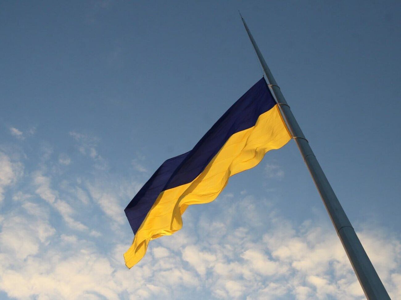 Флаг останется приспущенным до улучшения погодных условий