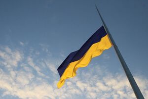 Прапор залишиться приспущеним до покращення погодних умов