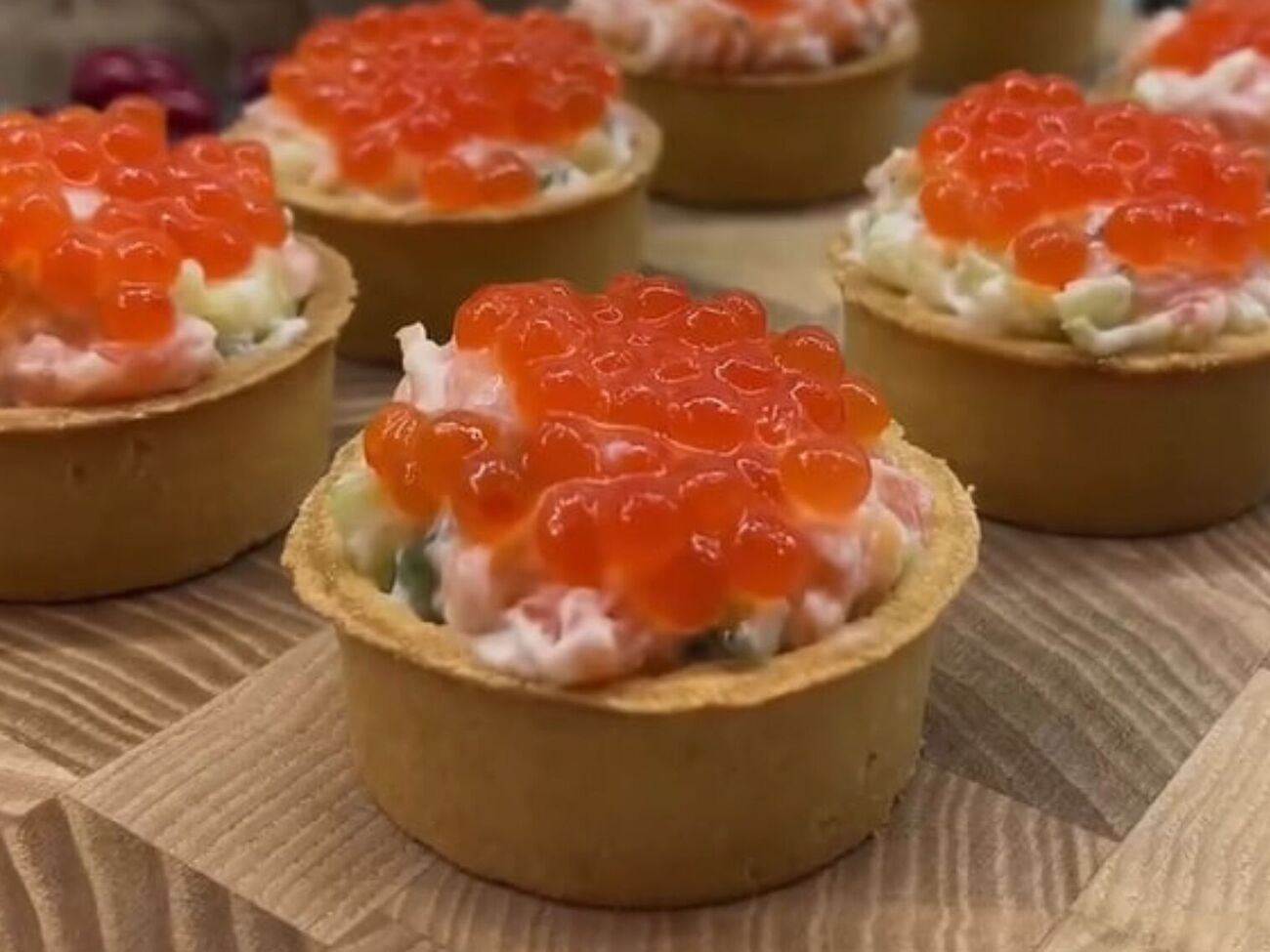 Готовые тарталетки украсьте икрой