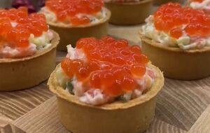 Готовые тарталетки украсьте икрой