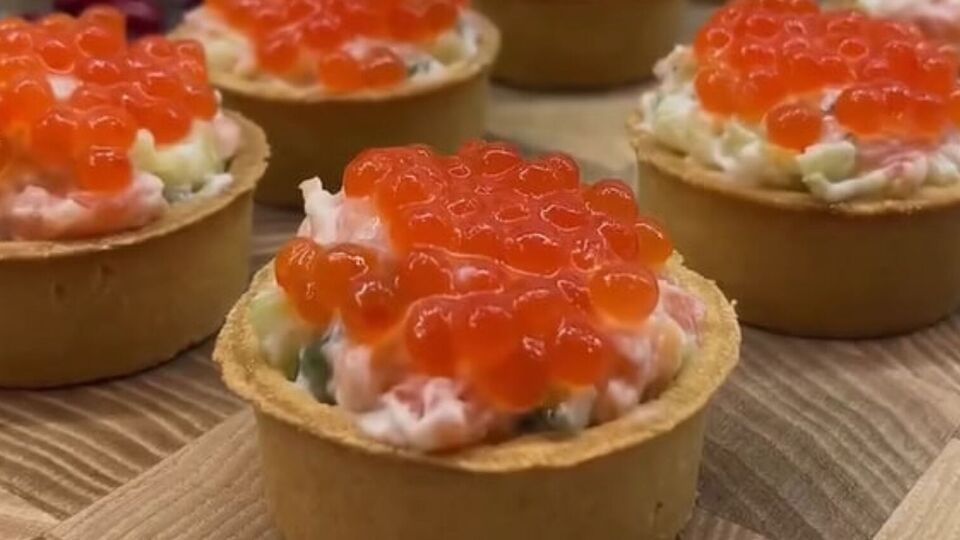 Готовые тарталетки украсьте икрой