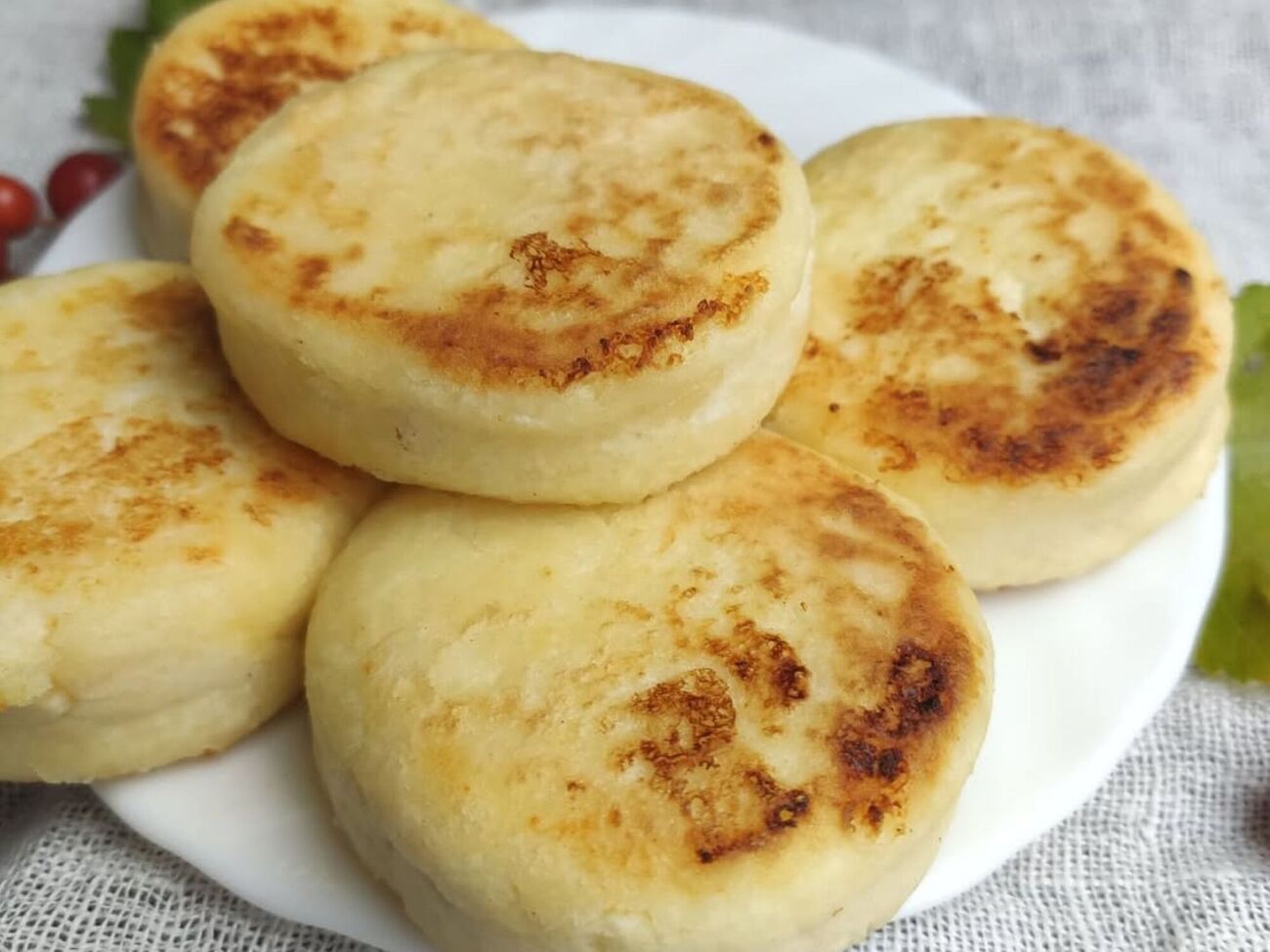 Обсмажте сирники на невеликій кількості олії