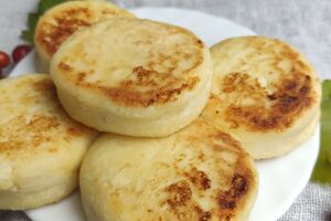 Обсмажте сирники на невеликій кількості олії