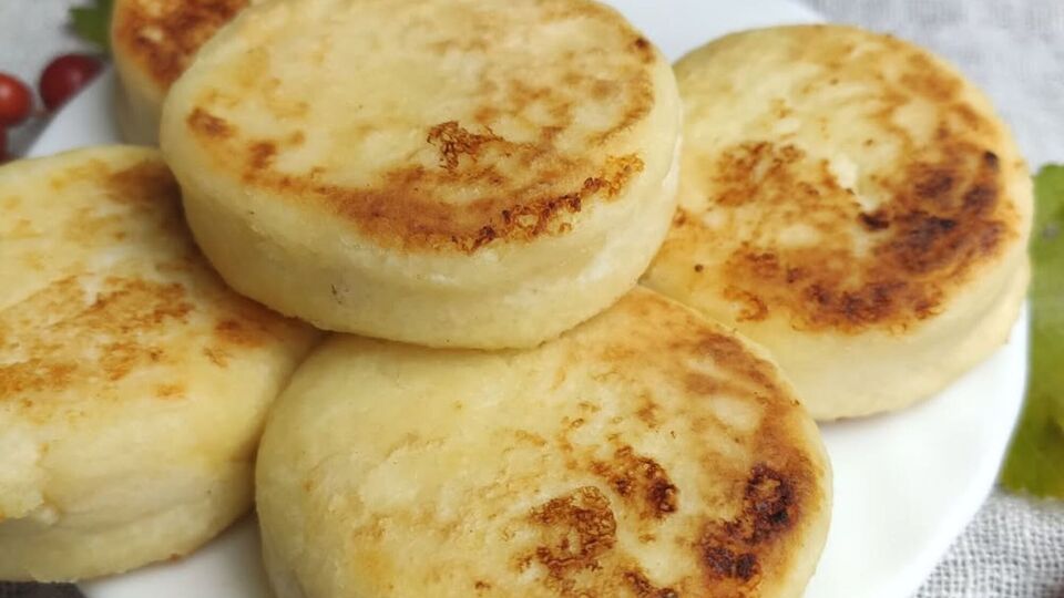 Обсмажте сирники на невеликій кількості олії