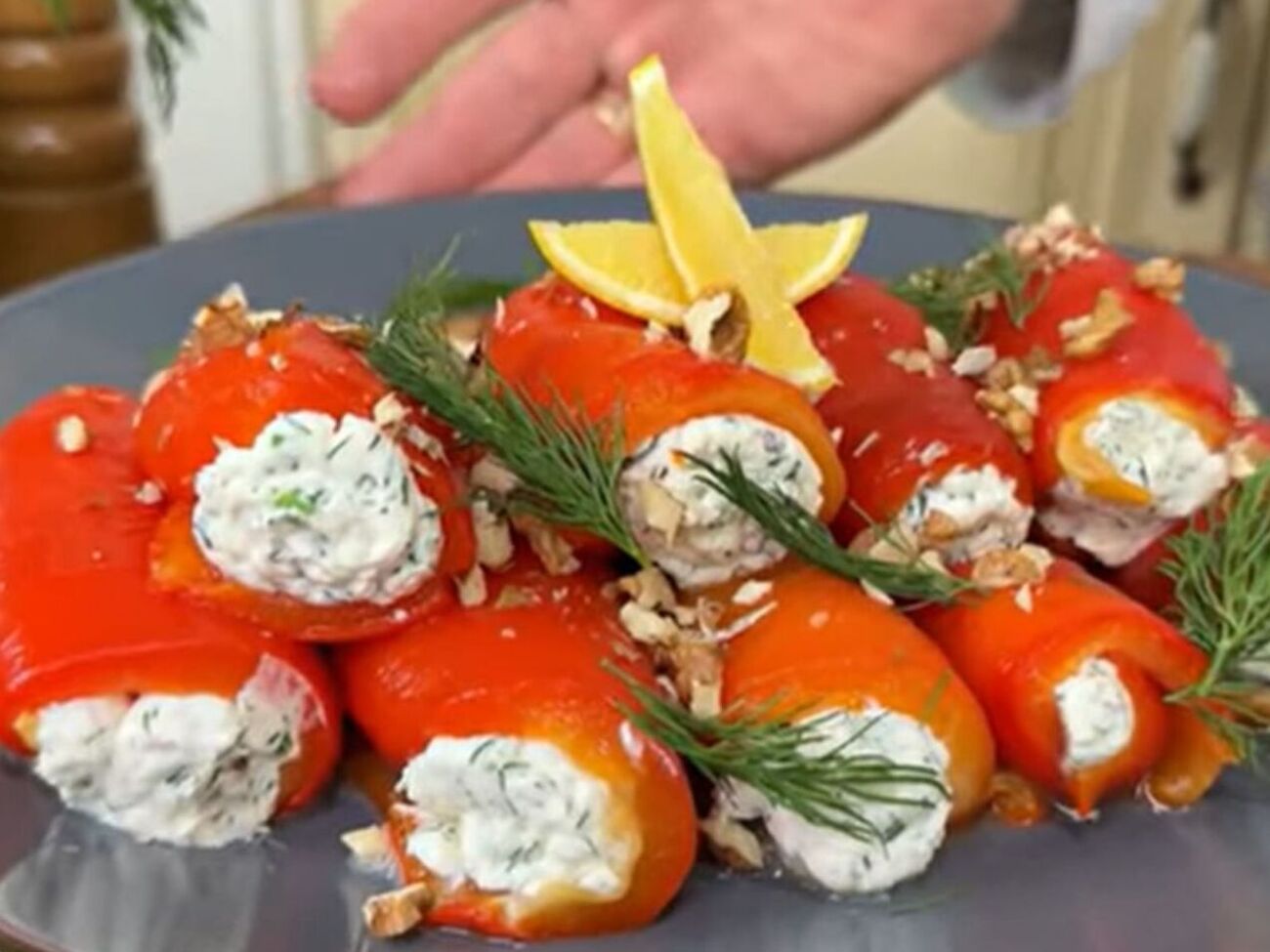 Перед приготовлением закуски перец нужно запечь