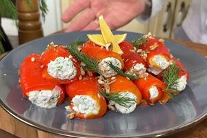 Перед приготовлением закуски перец нужно запечь