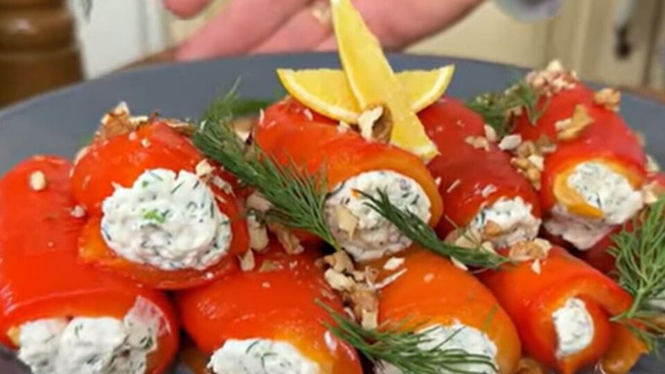 Перед приготуванням закуски перець потрібно запекти