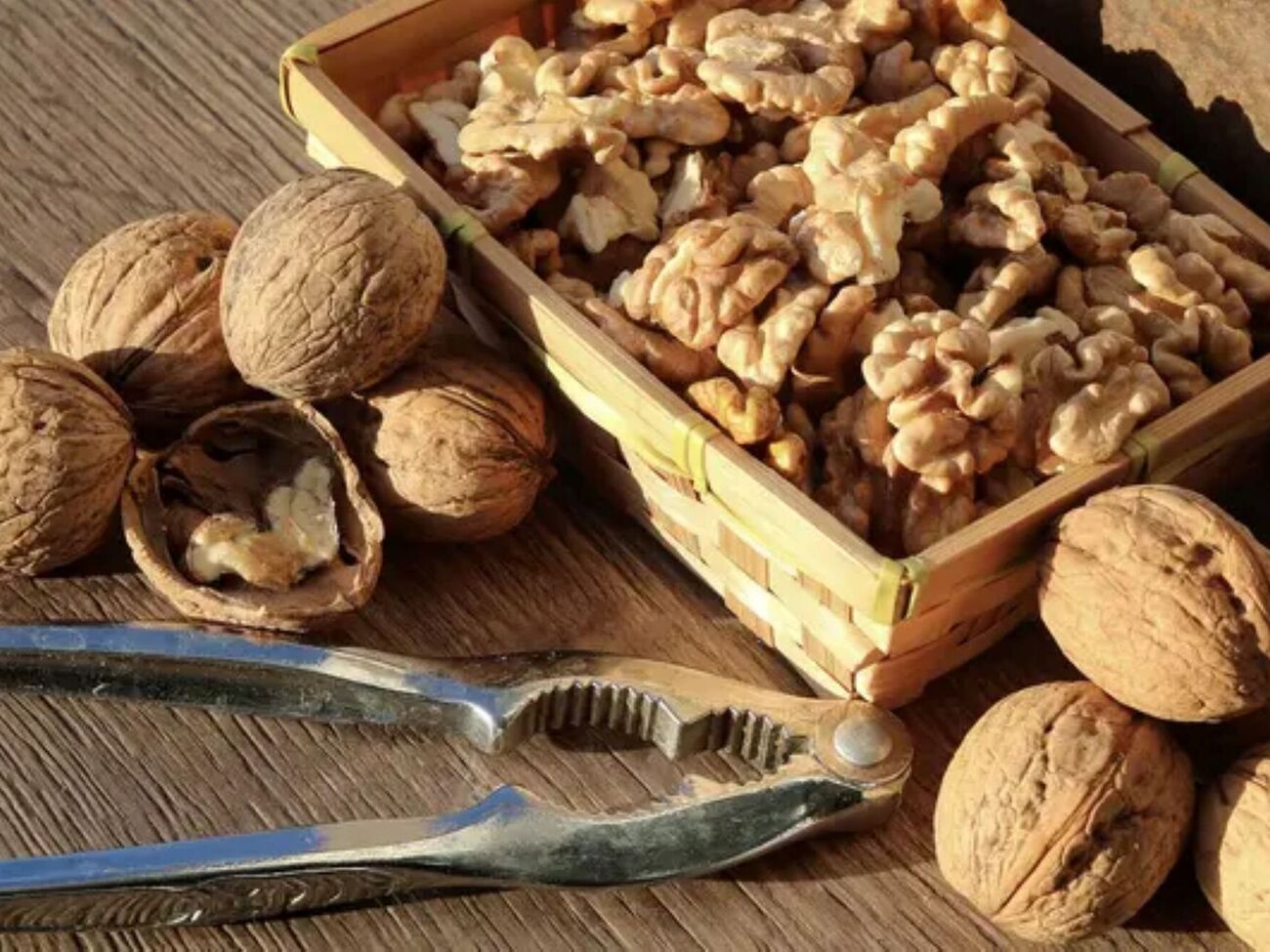 Если у орехов появился запах плесени или они стали горькими, их лучше выбросить