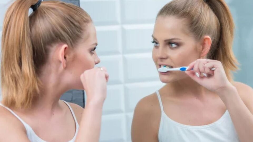 Перед тем как почистить зубы, рот можно прополоскать водой – она поможет уничтожить часть бактерий