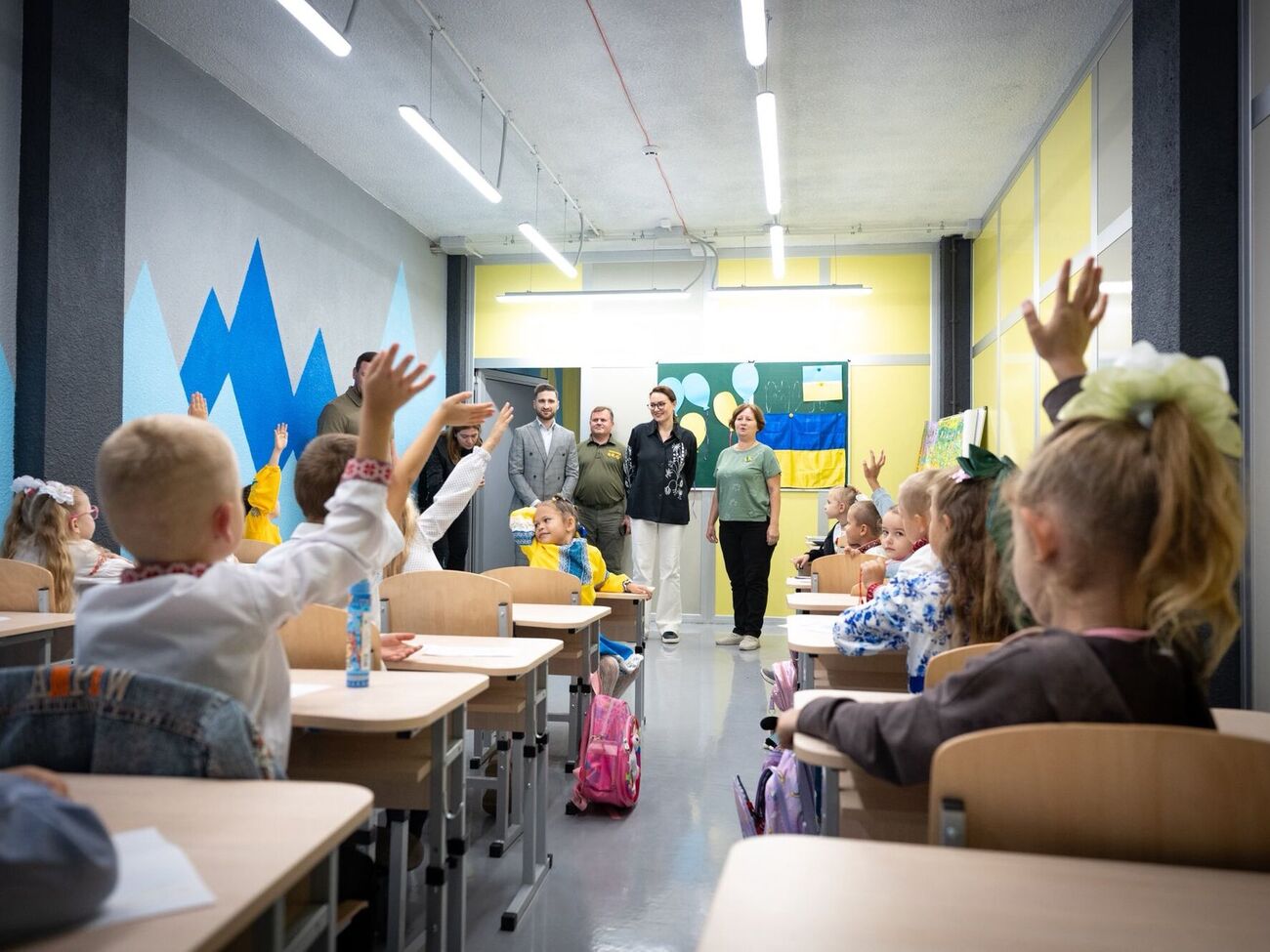 В 2026 году зарплаты учителей вырастут в два этапа: с января – на 30%, а с сентября – еще на 20%