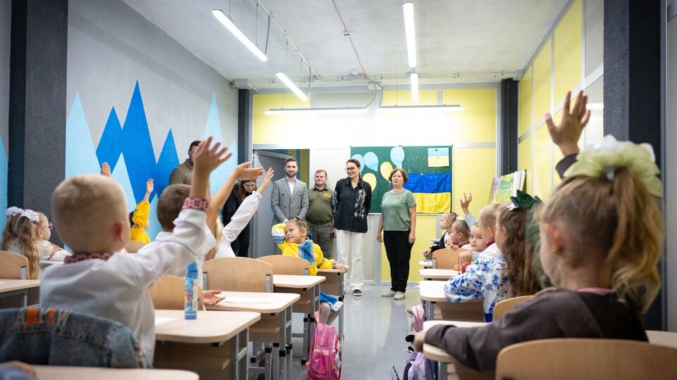 В 2026 году зарплаты учителей вырастут в два этапа: с января – на 30%, а с сентября – еще на 20%