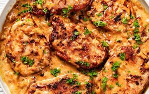 Для соуса понадобится 240 мл куриного бульона