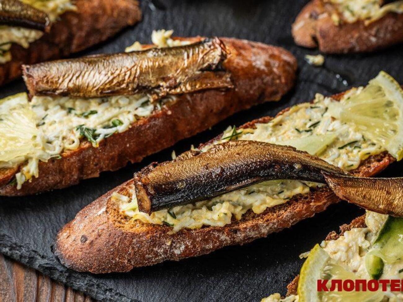 Для намазки на бутерброды понадобится 1 ст. л. майонеза