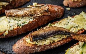 Для намазки на бутерброды понадобится 1 ст. л. майонеза