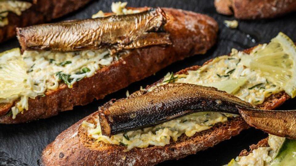 Для намазки на бутерброды понадобится 1 ст. л. майонеза