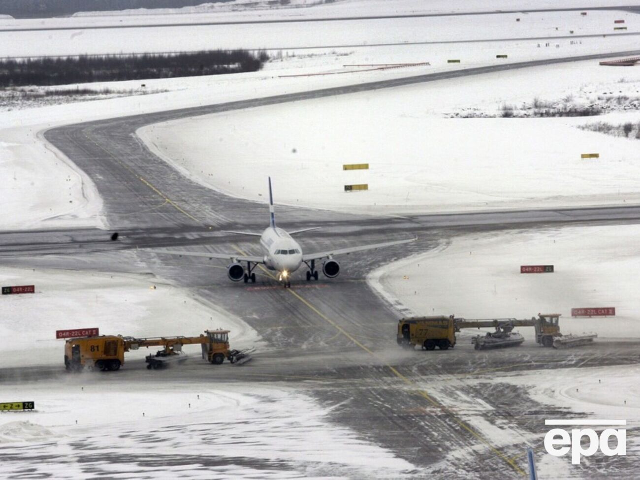 На борту пассажирского самолета находилось около 150 пассажиров