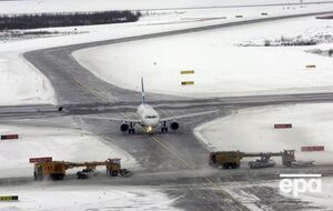 На борту пассажирского самолета находилось около 150 пассажиров