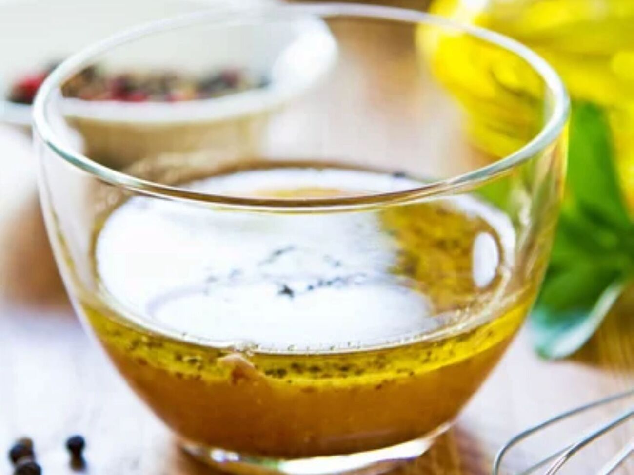 Храните соус для салатов в холодильнике около трех недель