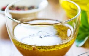 Храните соус для салатов в холодильнике около трех недель