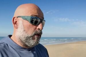 Производитель очков, которые носит Миндич, известен высококачественными поляризованными линзами