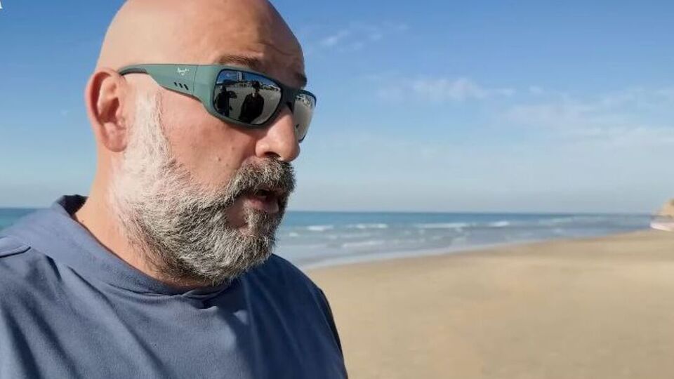 Виробник окулярів, які носить Міндіч, відомий високоякісними поляризованими лінзами