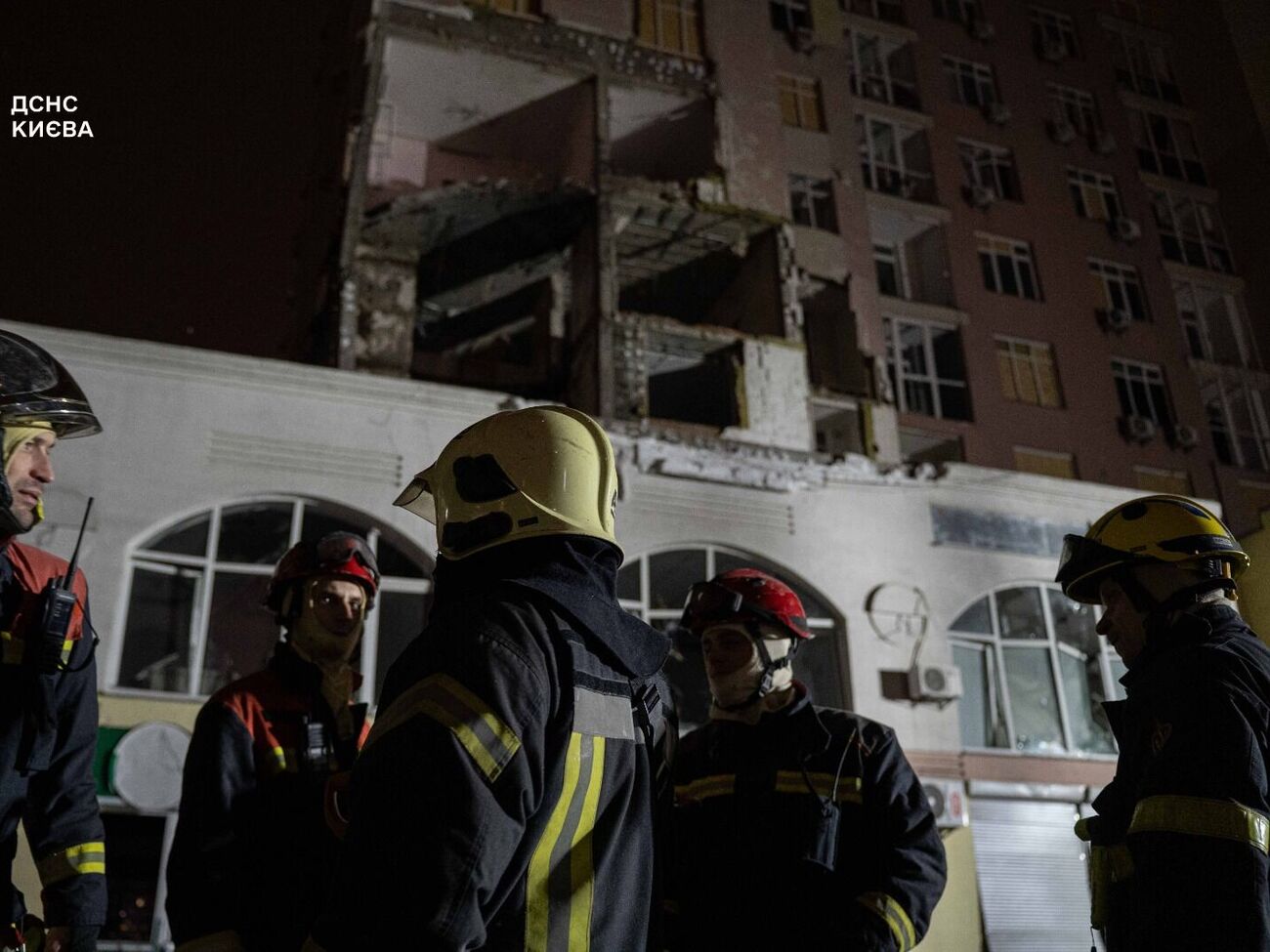 Рятувальники провели в Києві розбирання завалів, демонтаж аварійних конструкцій, обстеження пошкоджених будівель, розповіли в ДСНС