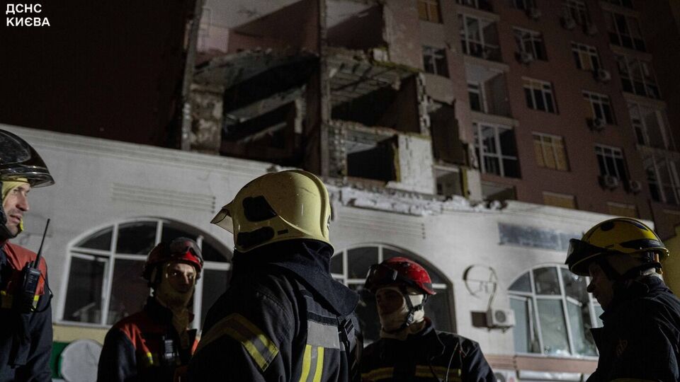 Спасатели провели в Киеве разбор завалов, демонтаж аварийных конструкций, обследование поврежденных зданий, рассказали в ГСЧС